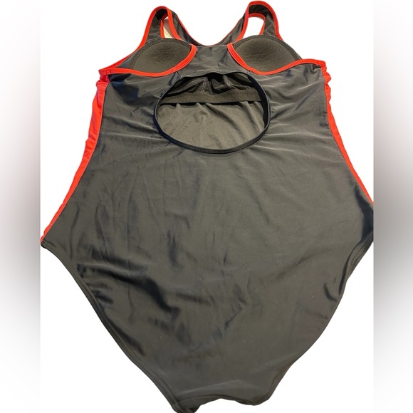 A pretty one piece swim suit that is flattering to all body types. - Picture 5 of 7